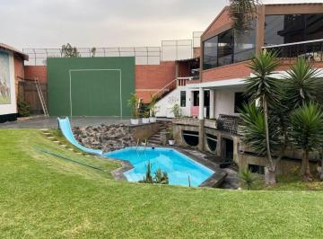 Excelente Casa con Piscina y Jardines en Venta en La Urb. Camacho - La Molina