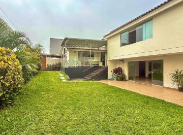 Venta - Casa de Esquina en La Molina con Jardín, 6 Dormitorios, 2 Flats Independientes