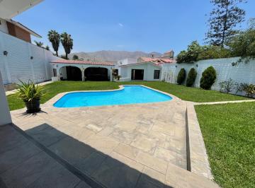 Casa en Venta Ubicado en Calle Hawai 465 El Sol de La Molina con Piscina