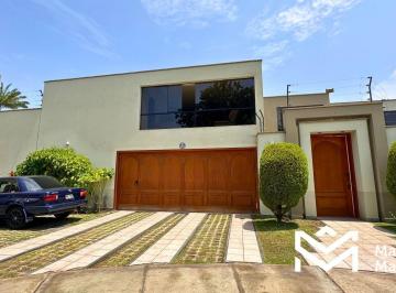 Venta Casa Dos Pisos, Techo Doble Altura, 4 Dormitorios en Rinconada Baja - La Molina.