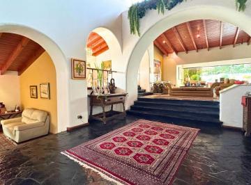 Venta / Casa - Amplios Ambientes / 4 Dormitorios / Piscina y Jardin / Terrazas.