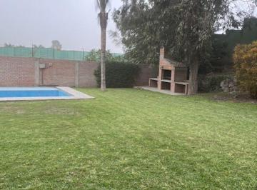 Casa La Planicie 2500 m², Piscina, 4 Dormitorios, 6 Baños, Rodeada de Jardines Us$1.8 Mm