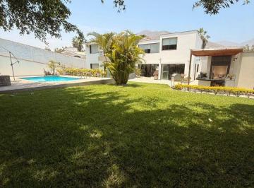 La Molina: Venta de Casa Remodelada con Piscina y Amplio Jardin