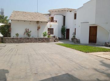 Hermosa Casa Rodeada de Jardines con Piscina, Tiene Doble Ingreso: Av El Sol y por La Av La Molina.