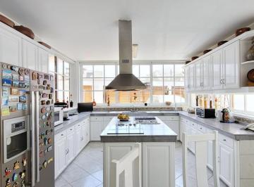 Linda Casa Renovada con Amplio Jardin Dos Frentes y Taller de Cocina Profesional