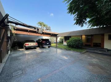 Venta de Casa en Sol de La Molina, 1120 m², 04 Habitac. Piscina, Amplio Jardin.