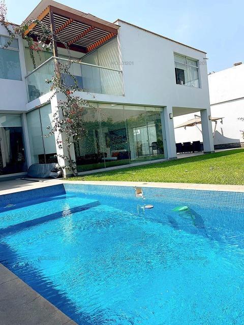 Se Vende Super Linda y Moderna Casa con Piscina en La 2da Etapa de La Planicie