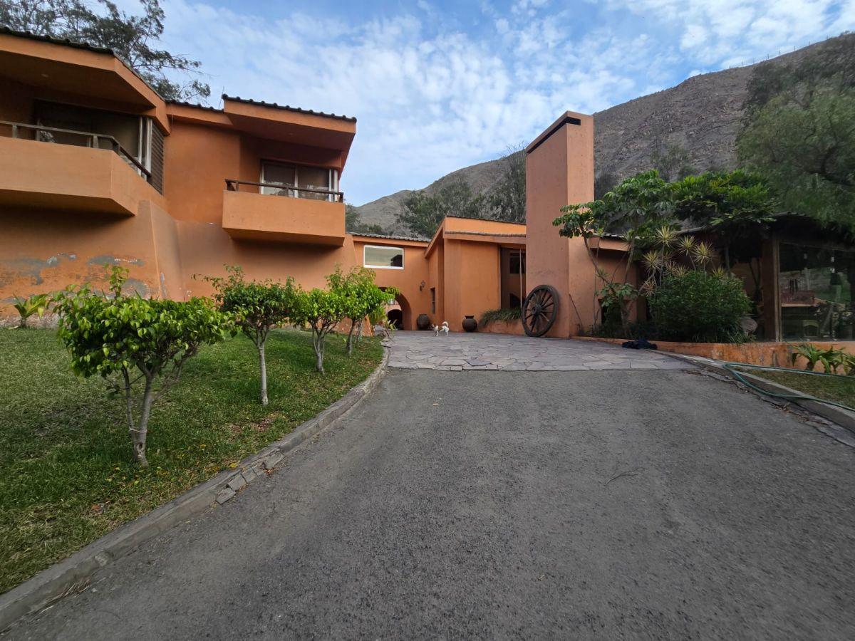 Linda Casa con Extenso Terreno en Las Tortolas - La Molina