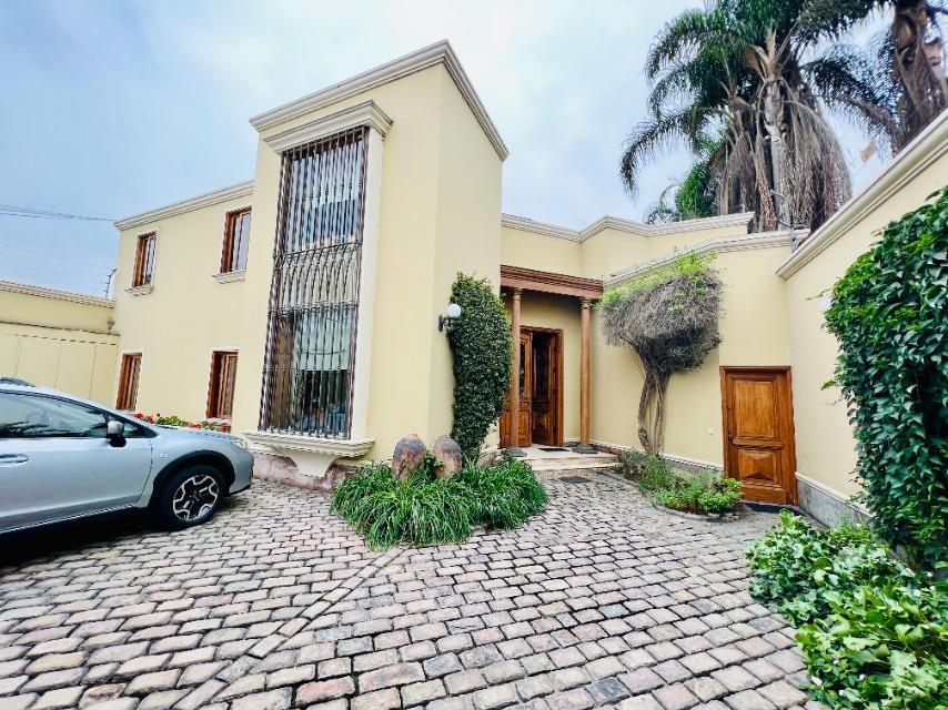 Venta Elegante Casa en Camacho, La Molina