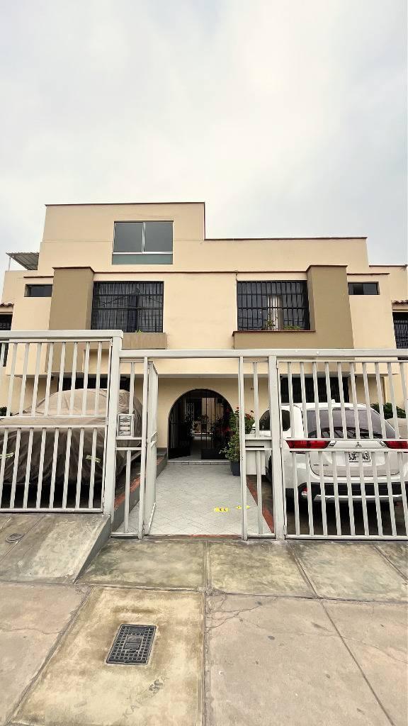 Se Vende Linda Casa en La Molina, con Excelente Distribución y Dos Cocheras