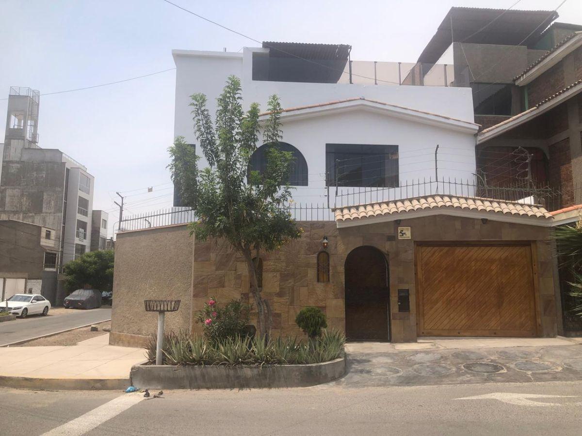 Venta de Hermosa Casa de Dos Frentes 4 Dormitorios en Urb La Capilla La Molina