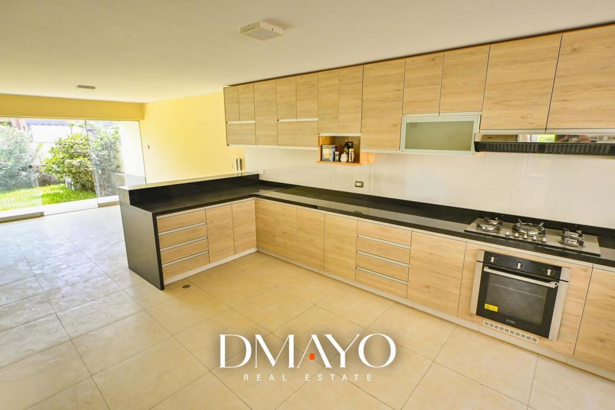 Casa en Venta 5 Dormitorios, 4 Baños, Piscina, Cochera, Sauna y Jacuzzi - Lagunas de La Molina