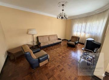 Linda Casa de 3 Pisos en Calle Cerrada