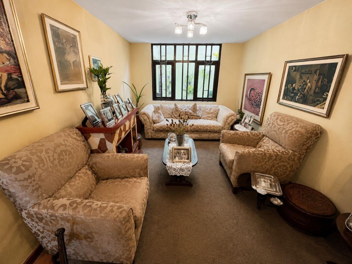 Vendo Excelente Casa de 2 Pisos de 275 m²