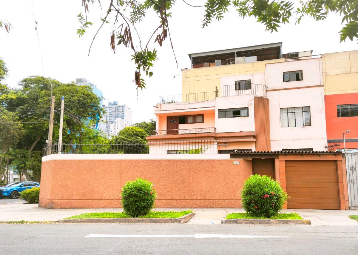 Casa en Venta Esquina Frente a Parque 174 m² Lince Limite con San Isidro