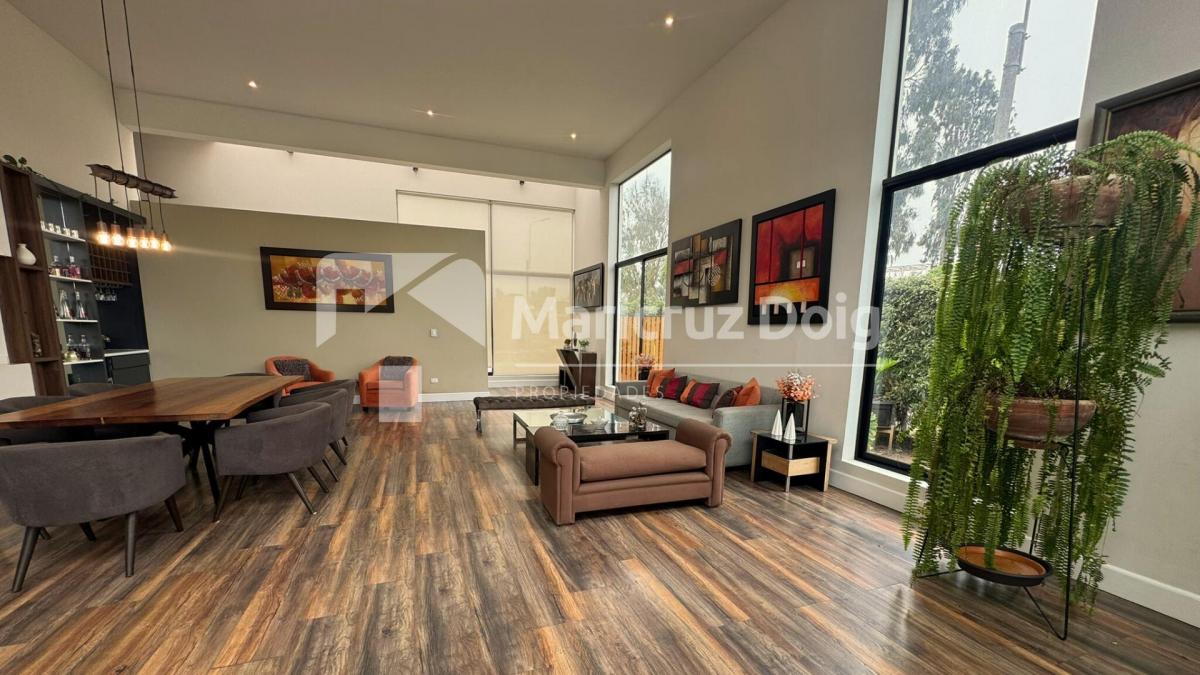 Amplia Casa con Moderna Arquitectura