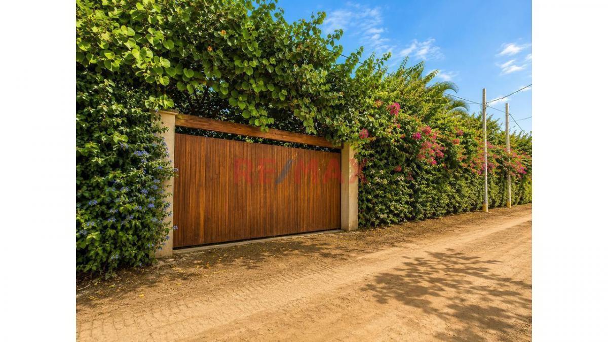 Venta de Casa de Campo en Lurín: 2, 700 m² de Áreas Verdes, Piscina y 6 Bungalows Privados