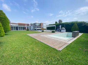 En Venta Bella Casa de Campo con Piscina y Arquitectura Moderna