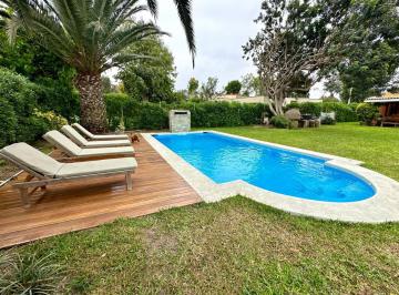 Espaciosa Casa con Amplia Área Social y Piscina