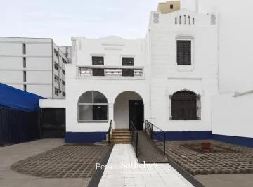 Oportunidad de Inversión – Casa Como Terreno en Plena Av. Arequipa