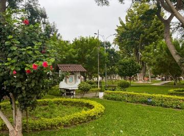 ¡Gran Oportunidad de Remodelación Frente a Parque en Urb. El Rancho - Miraflores!