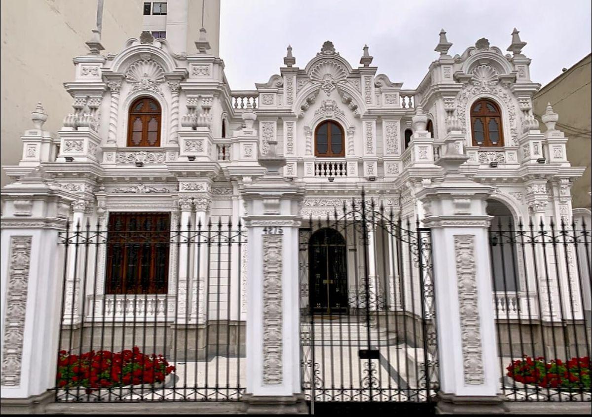 Casa Suárez en Miraflores en Venta – Propiedad con Carácter y Gran Potencial