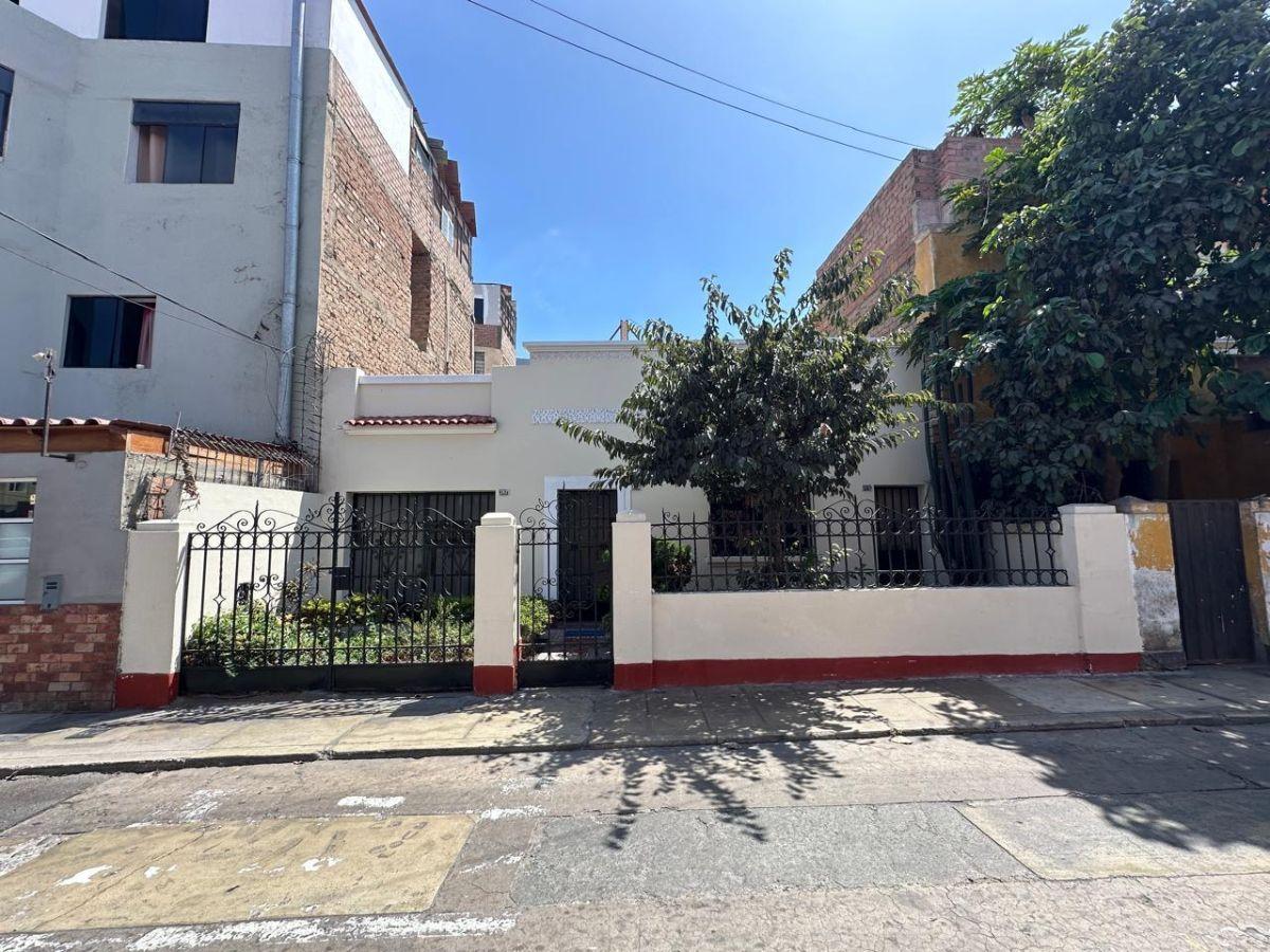 Bajó de Precio. Casa en El Centro de Pueblo Libre, Cerca a Parques