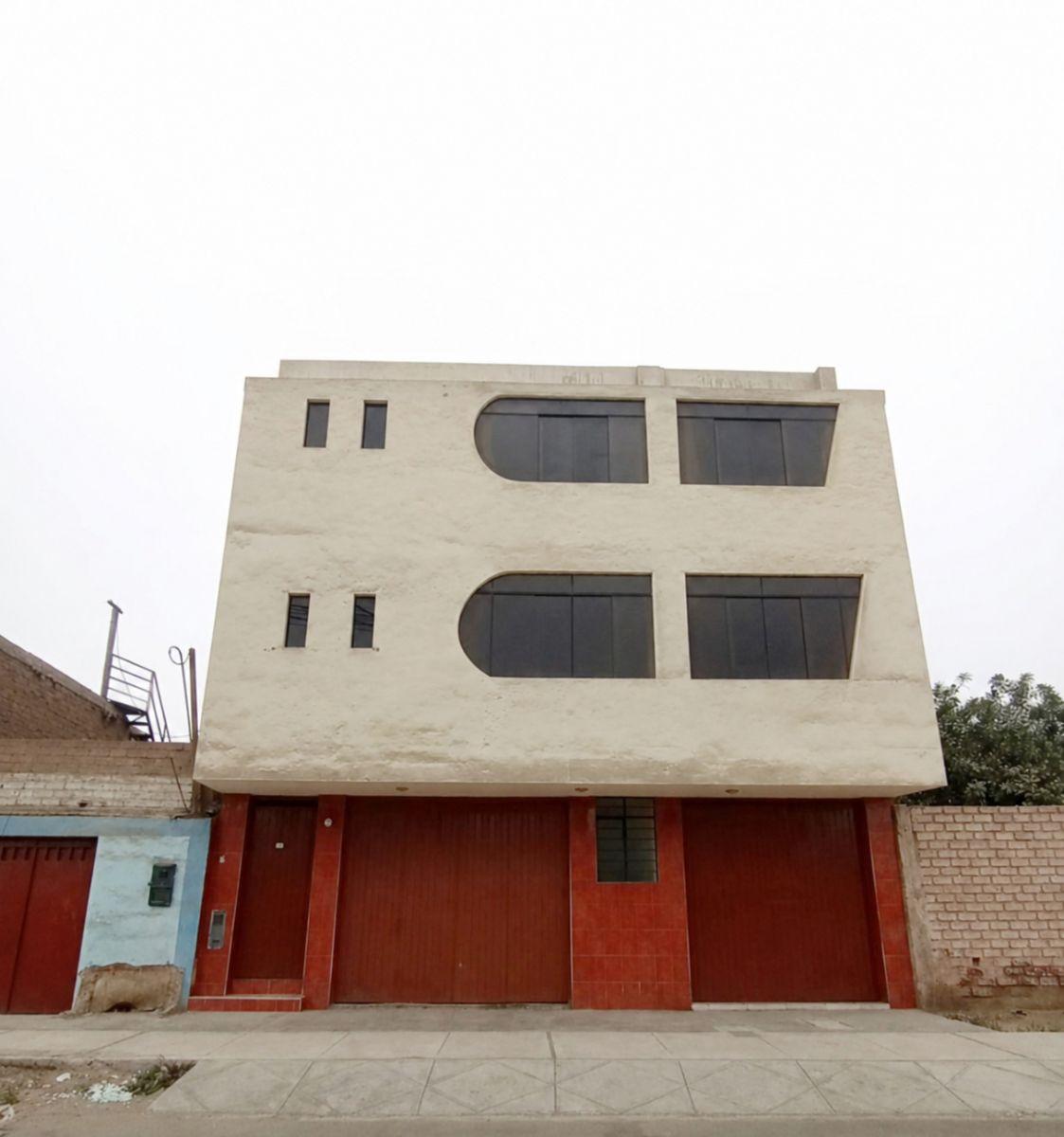 Vendo Amplia Casa de 3 Pisos de 428 m² en Puente Piedra