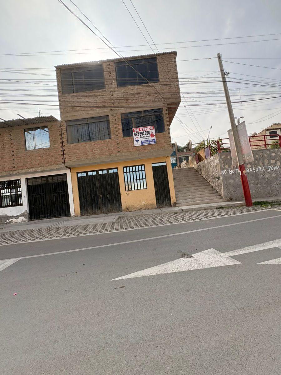 Vendo Amplia Casa de 3 Pisos Bien Distribuidos en Puente Pedra