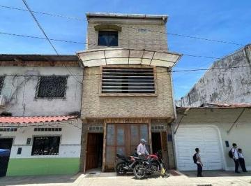 En Venta Casa de 3 Pisos + Azotea - Loreto (35% de Descuento)