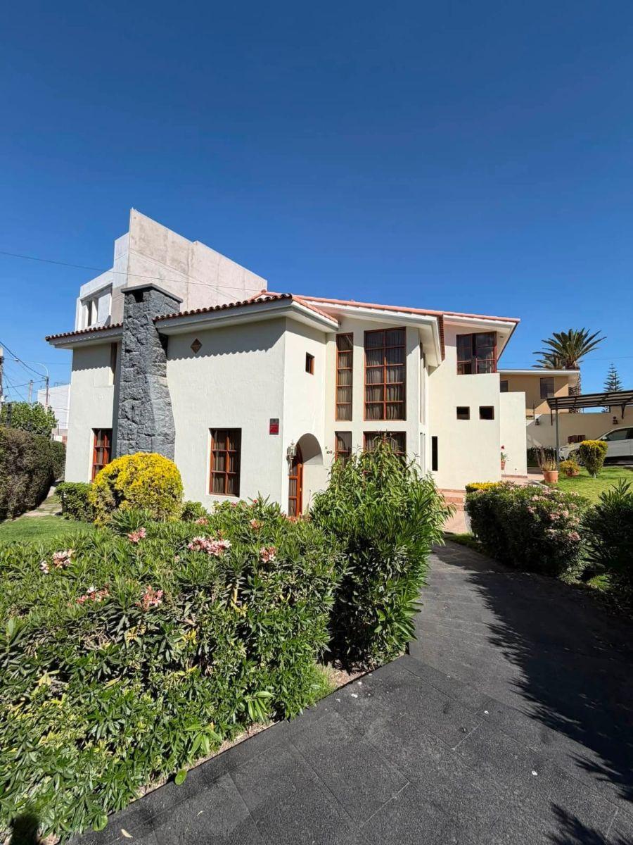 Se Vende Amplia Casa en Urb. Privada de Sachaca