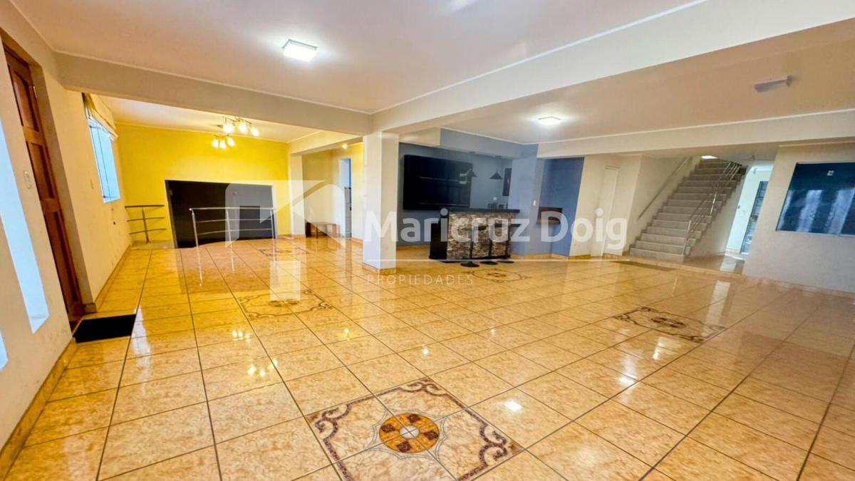 Amplia Casa en Avenida Principal