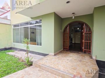 Casa de 2 Pisos y Azotea | Jardín Delantero | 8 Dormitorios