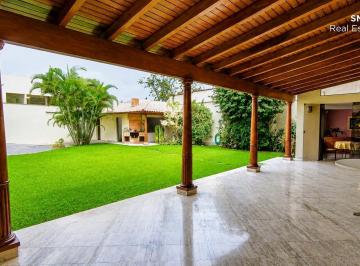 Venta de Casa con Piscina en Chacarilla del Estanque