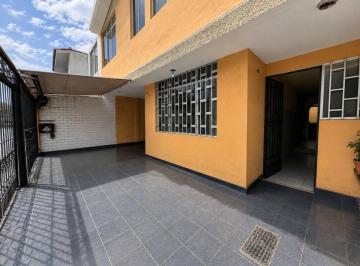En Venta: Amplia Casa con Gran Potencial de Transformación en San Borja