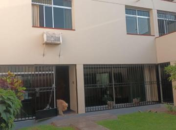 Casa con Depa, Zona Residencial San Borja, con Jardín Delantero y Posterior, 7 Dormitorios en Total.
