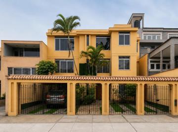 Casa en Venta en San Borja de 3 Pisos y Amplio Jardín