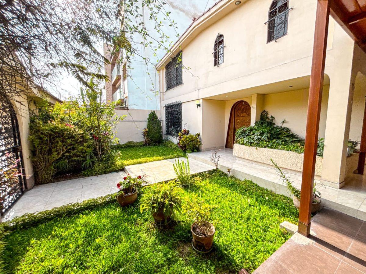 Se Vende Casa Amplia y Funcional en San Borja Sur - Calle Residencial