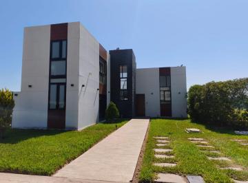 Exclusiva Casa de Campo con Piscina en Select Homes – Naturaleza y Confort