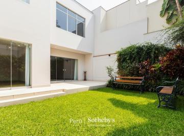 Preciosa Casa con Diseño Suizo Original en San Isidro