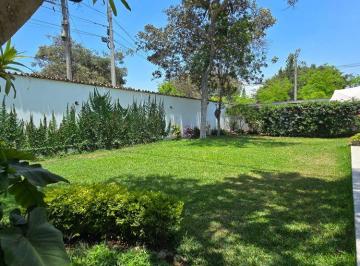 Venta de Casa en San Isidro. 830 m². Dos Niveles, en Esquina. Amplio Jardin. ID. 1112