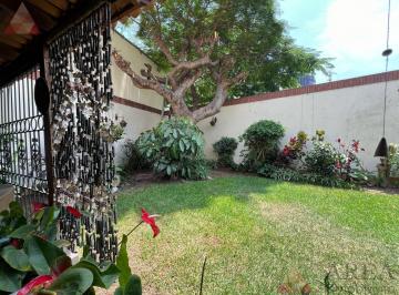 Casa en Venta o Alquiler | Terraza con Jardín | 4 Estacionamientos Depósito
