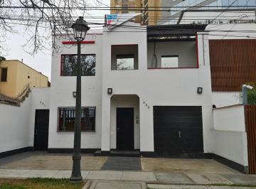 ¡Amplia Casa con 8 Ambientes en San Isidro, a 2 Cuadras del Olivar!