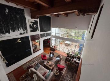 Preciosa Casa con Muchisimo Potencial en Una de Las Calles Mas Lindas de San Isidro