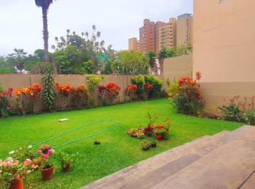 Casa con Amplio Jardín en San Isidro