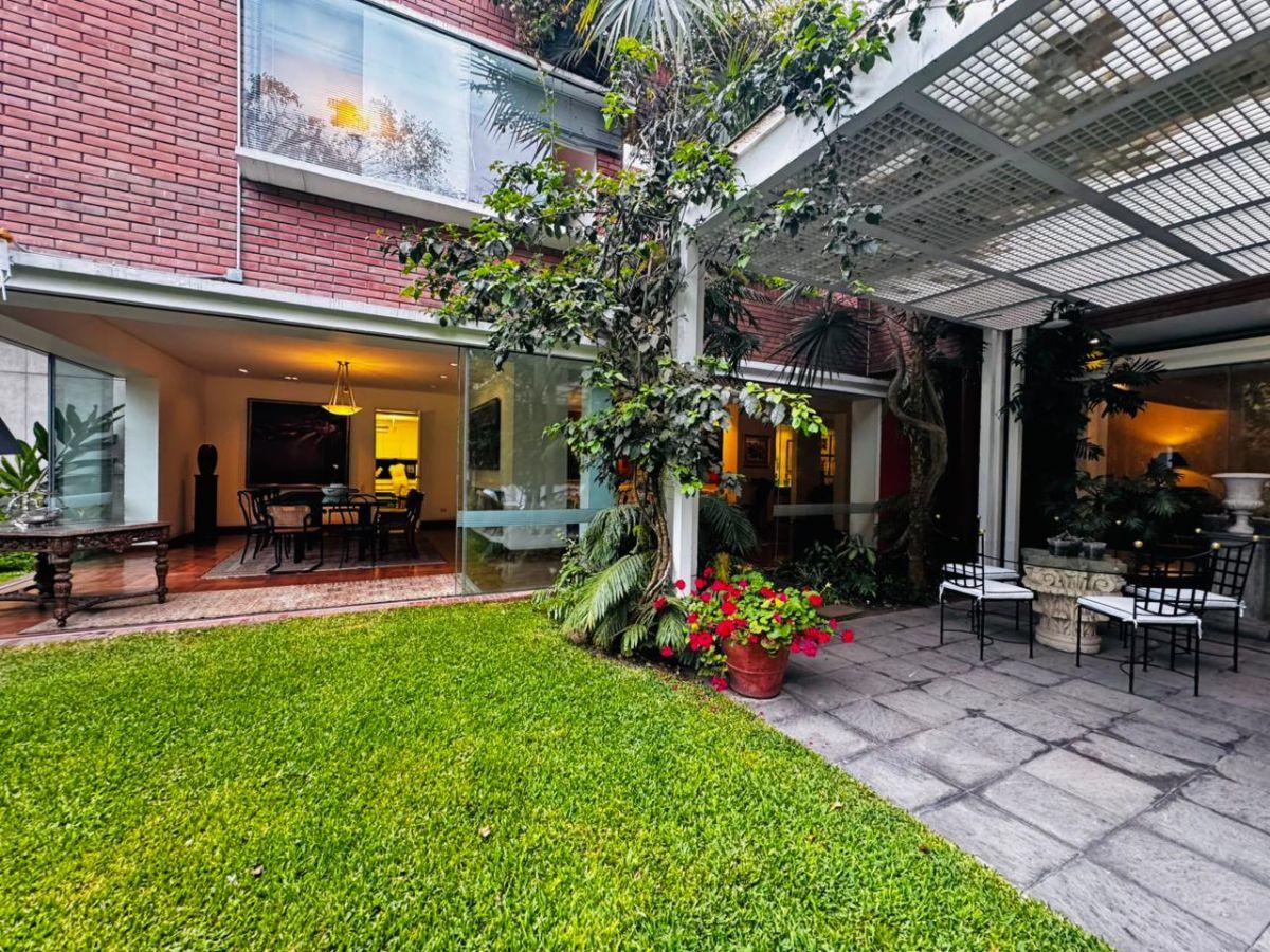 Hermosa Casa en Esquina con Gran Jardín – San Isidro