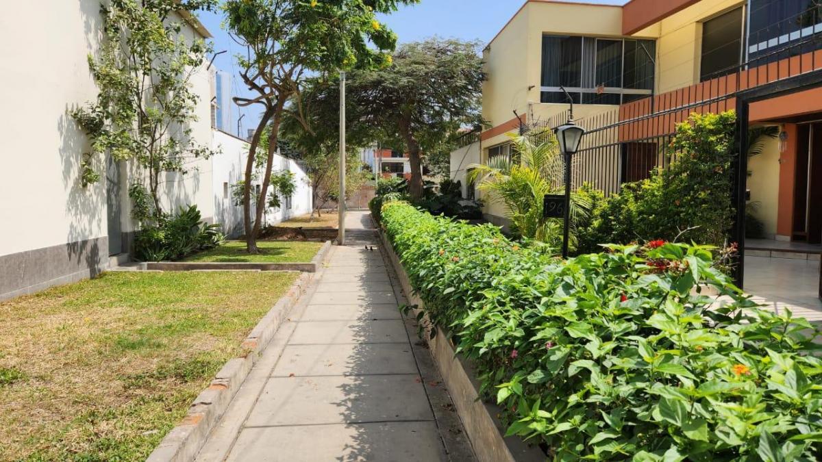 Linda Casa 300 m² - Calle 54, en Esquina - Urb. Corpac - San Isidro