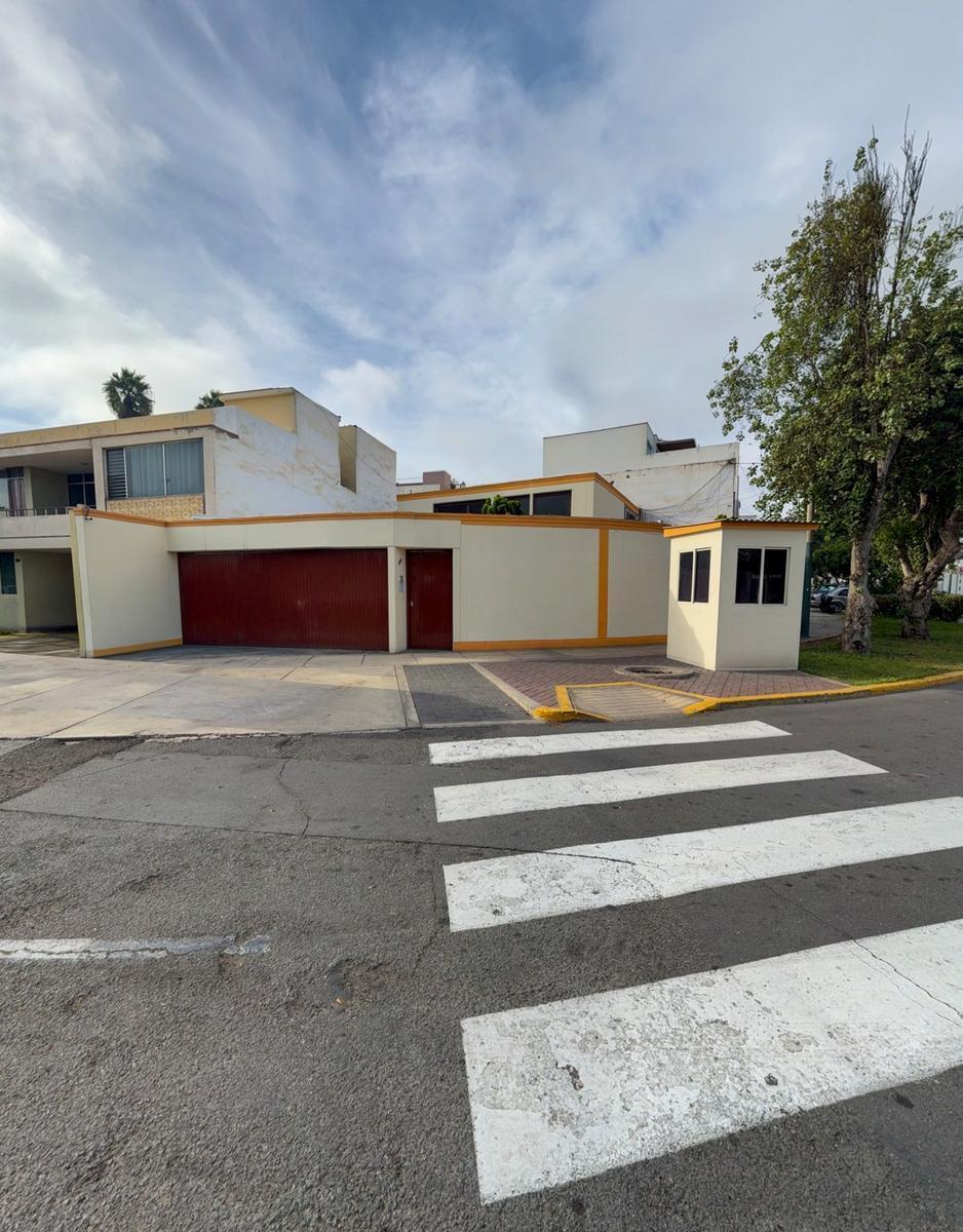 Vendo Casa con Jardín Interior en San Isidro