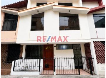 ¡Ubicación Que Marca La Diferencia! Casa en Urb Jardines Cerca del Mall Aventura y Estación Pirámide