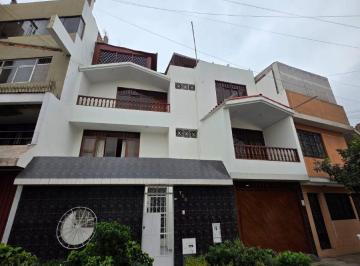 En Venta: Gran Casa de 3 Pisos Más Azotea en San Juan de Lurigancho